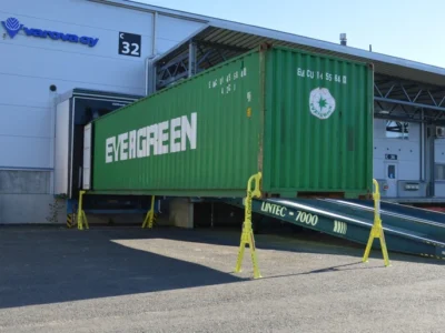 BÉQUILLES POUR CONTAINER MARITIME À QUAI DE DÉCHARGEMENT