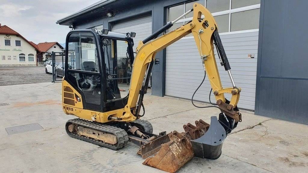 Caterpillar 302.2D, (2013), 2 468 heures, 2.1T + 3 Godets – occasion
