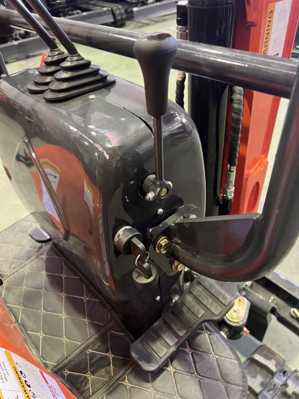 MINI EXCAVATRICE 1200 KG MOTEUR KUBOTA 3 CYLINDRES AVEC CHENILLES RÉTRACTABLES DE 74 CM