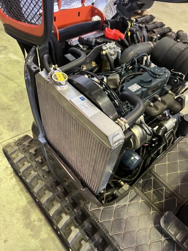 MINI EXCAVATRICE 1200 KG MOTEUR KUBOTA 3 CYLINDRES AVEC CHENILLES RÉTRACTABLES DE 74 CM
