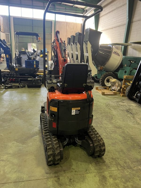 MINI EXCAVATRICE 1200 KG MOTEUR KUBOTA 3 CYLINDRES AVEC CHENILLES RÉTRACTABLES DE 74 CM