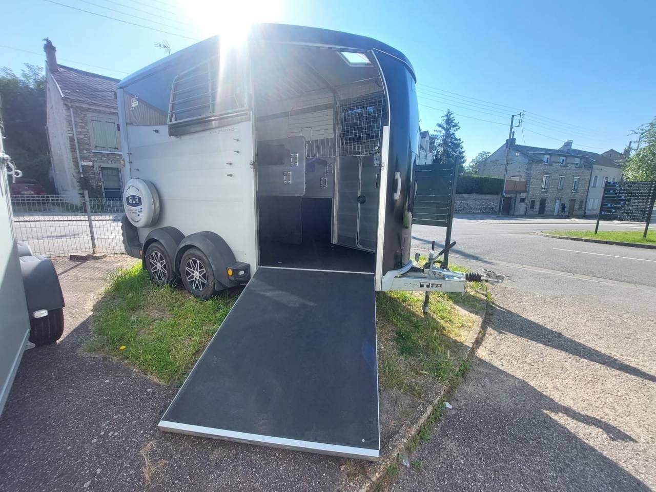 Van HBX511, 2 places pour chevaux spacieux – reconditionné