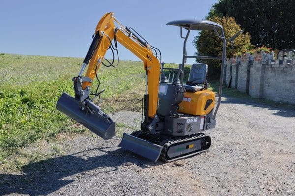 Mini-pelle APS KME10 à bras pivotant